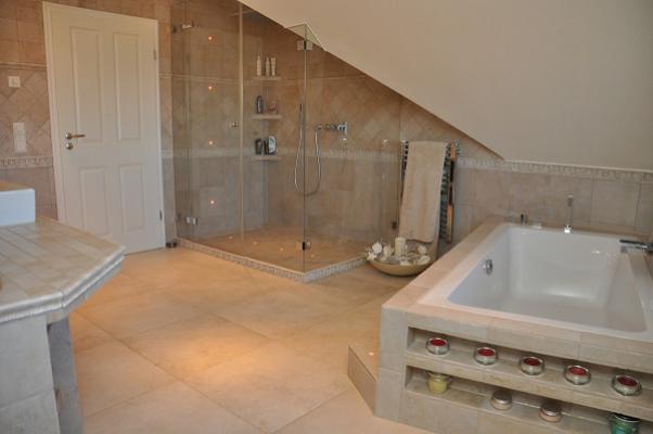 Casa de Piedra, Fliesenlegerfachbetrieb